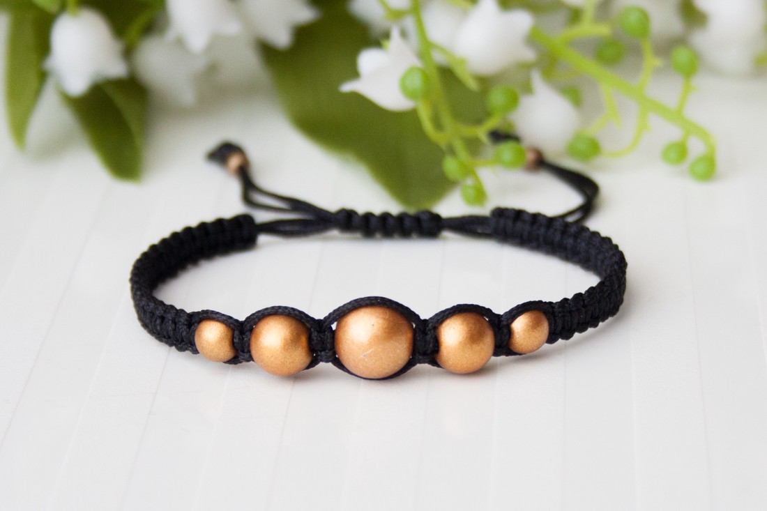 Brățară macramé împletită - Mărgele negru / auriu -  - Artynos.ro