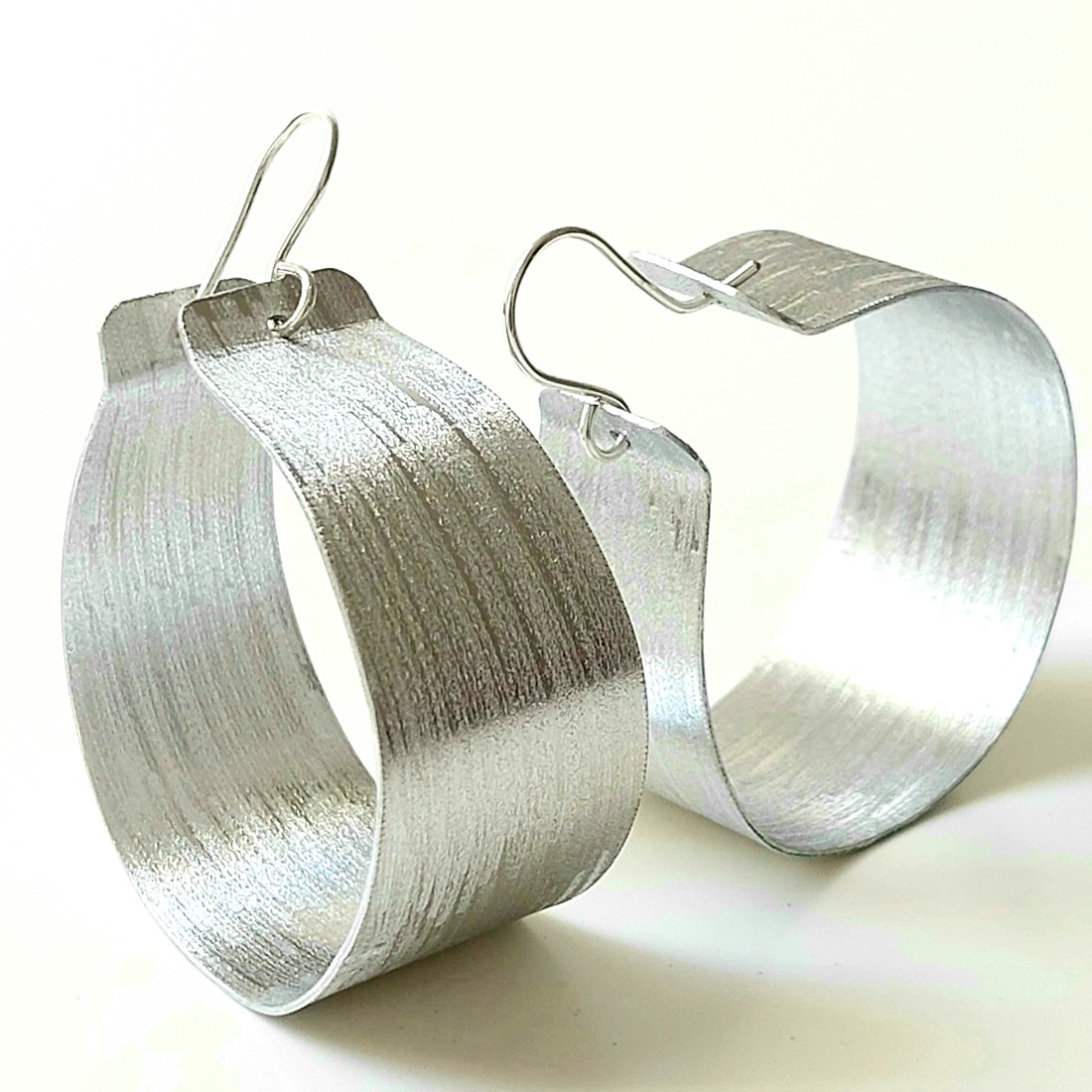 Cercei minimaliști din aluminiu - bijuterii - cercei hoops - Artynos.ro Cercei minimaliști din aluminiu - bijuterii - cercei hoops - Artynos.ro