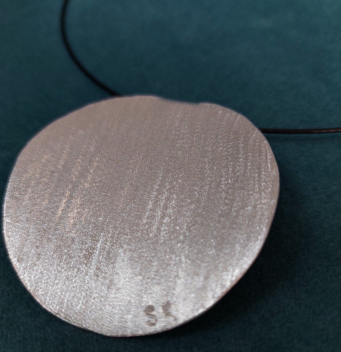 Pandantiv circular minimalist din aluminiu, cu șuvițe -  - Artynos.ro Pandantiv circular minimalist din aluminiu, cu șuvițe -  - Artynos.ro