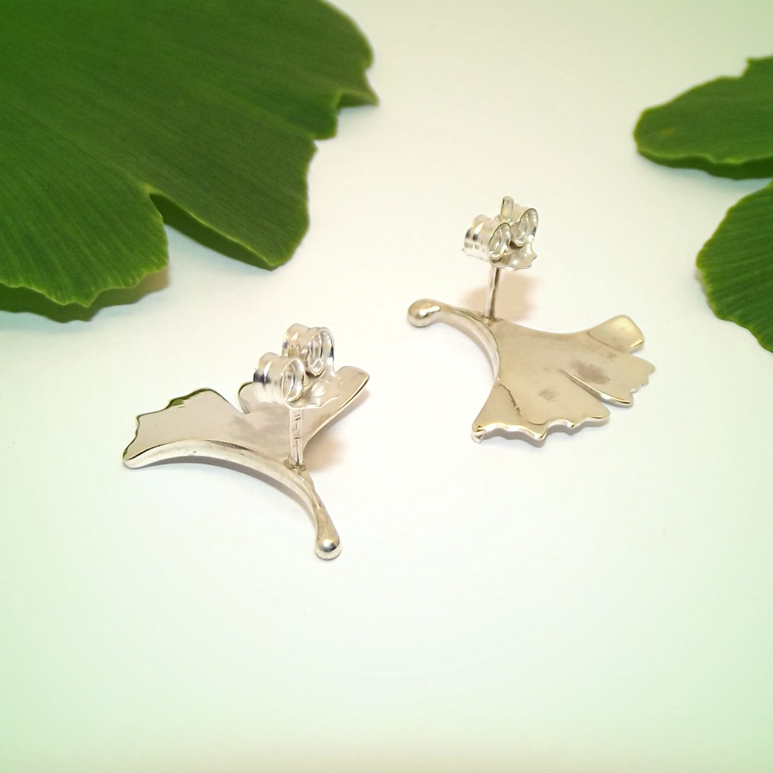 Ginkgo biloba, finisaj mat, pereche de cercei din argint pentru femei (EGK.07) - bijuterii - cercei - Artynos.ro Ginkgo biloba, finisaj mat, pereche de cercei din argint pentru femei (EGK.07) - bijuterii - cercei - Artynos.ro