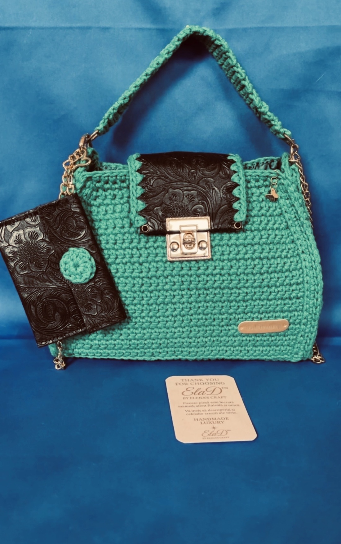 Geantă croșetată manual ElaD� by Elena�s Craft � turcoaz, piele embosată, lanț metalic, set cu portofel - genți și portofele - accesorii genți - breloc - Artynos.ro