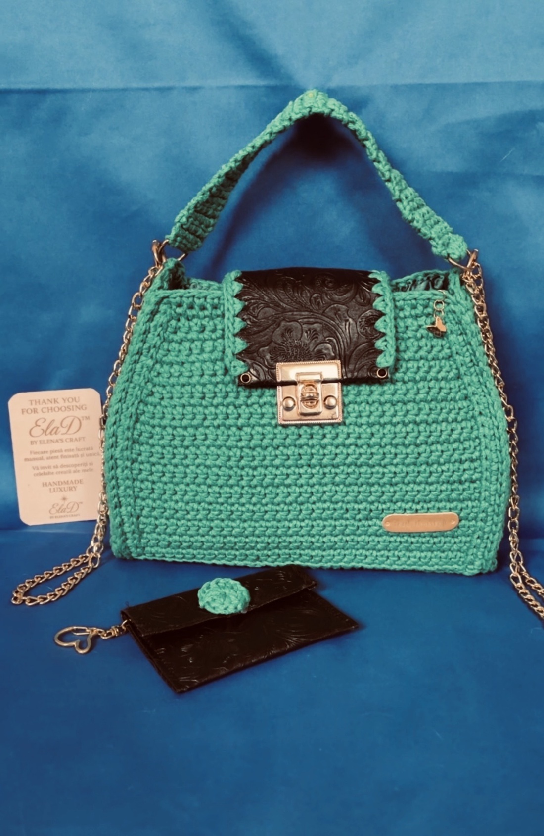 Geantă croșetată manual ElaD� by Elena�s Craft � turcoaz, piele embosată, lanț metalic, set cu portofel - genți și portofele - accesorii genți - breloc - Artynos.ro