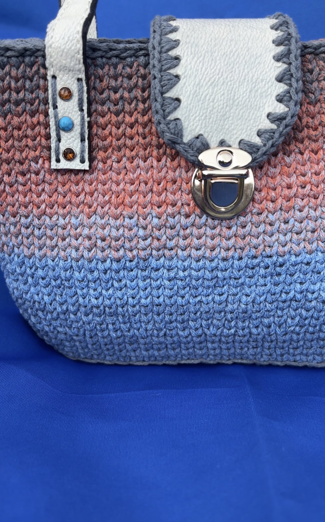 Geantă croșetată handmade cu mânere și clapetă din piele � ElaD by Elena�s Craf - genți și portofele - accesorii genți - breloc - Artynos.ro