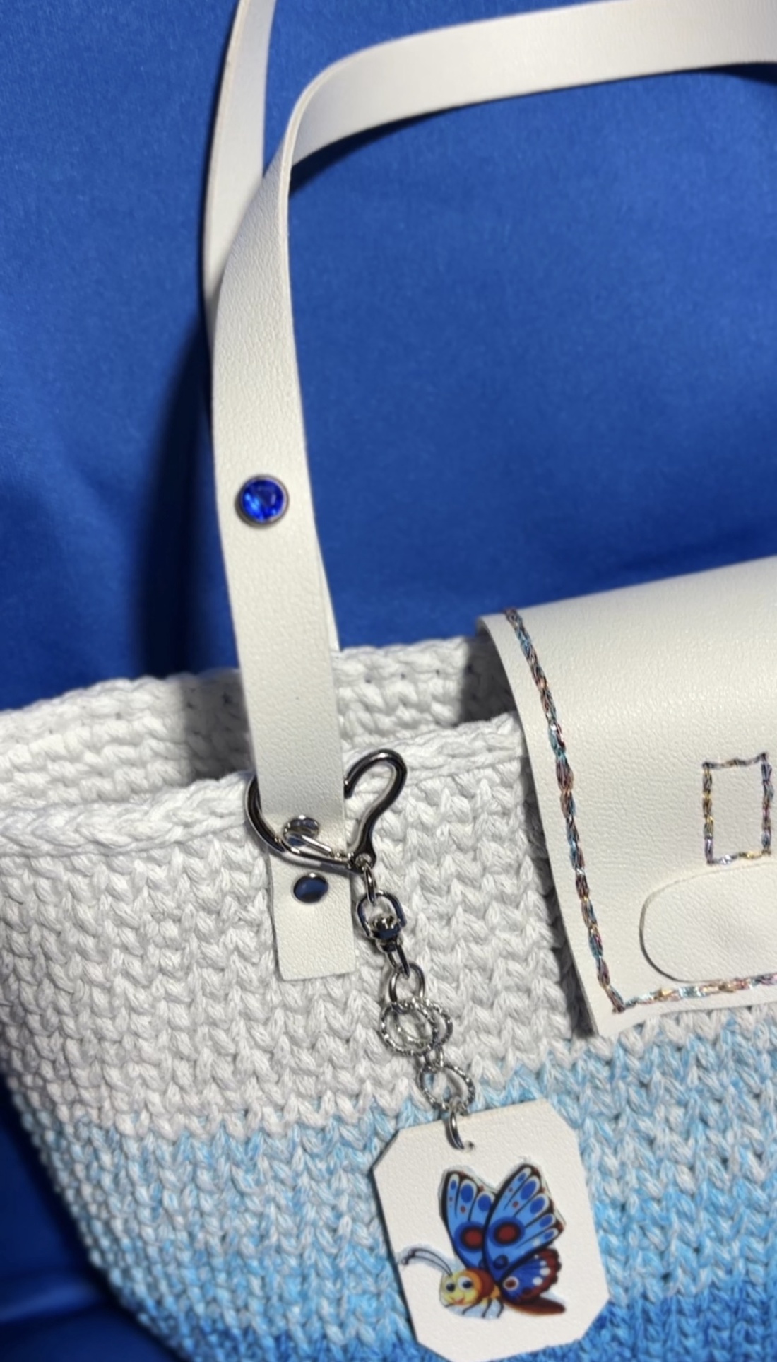 Geanta crosetata handmade ElaD albastru degrade eleganta dama - genți și portofele - accesorii genți - breloc - Artynos.ro