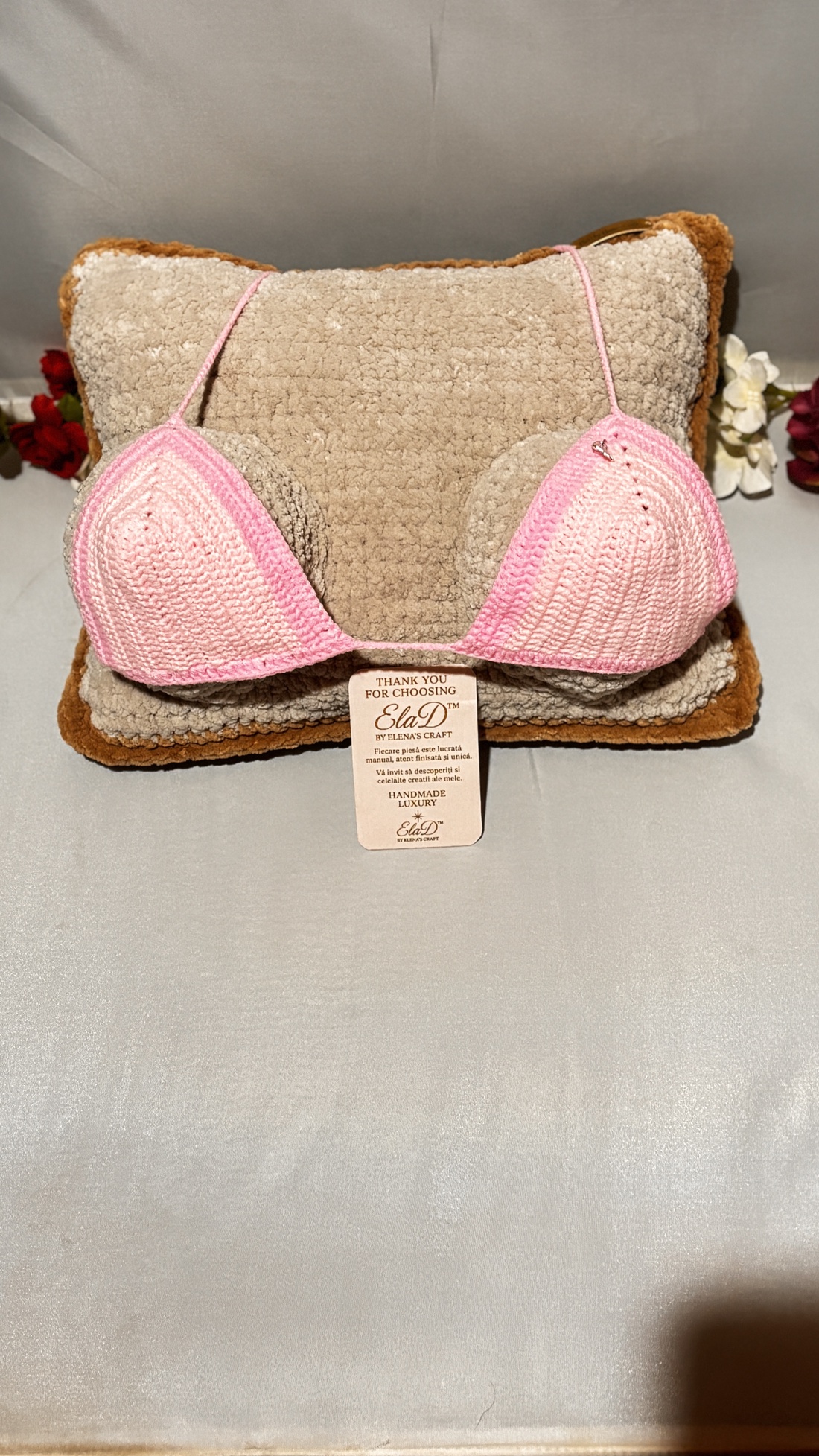 Pernă decorativă croșetată Feminine Art � creație handmade ElaD� - accesorii nuntă - amintiri și cadouri de nuntă - cadou nuntă - pernă de nuntă - Artynos.ro