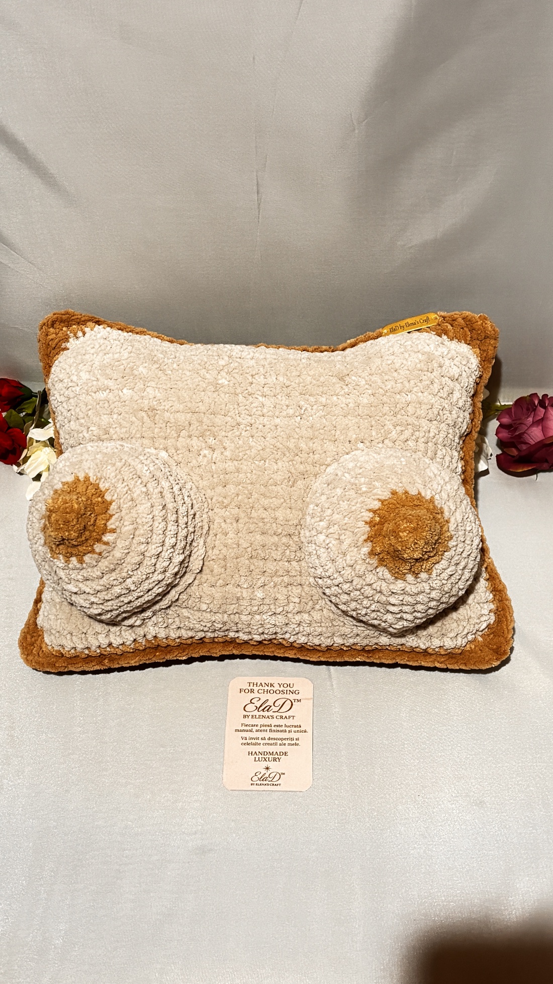 Pernă decorativă croșetată Feminine Art � creație handmade ElaD� - accesorii nuntă - amintiri și cadouri de nuntă - cadou nuntă - pernă de nuntă - Artynos.ro