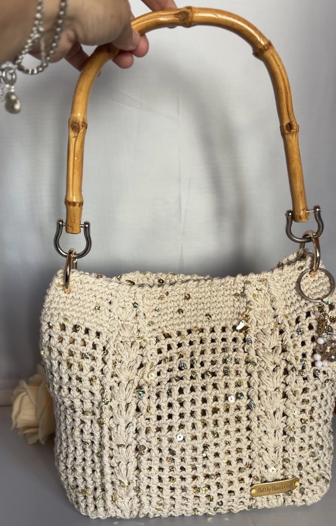 Geantă croșetată handmade cu mânere din bambus � model unicat - genți și portofele - accesorii genți - breloc - Artynos.ro