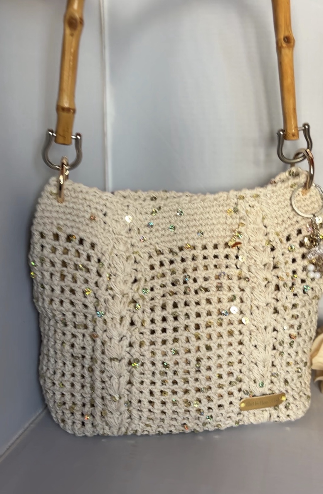 Geantă croșetată handmade cu mânere din bambus � model unicat - genți și portofele - accesorii genți - breloc - Artynos.ro