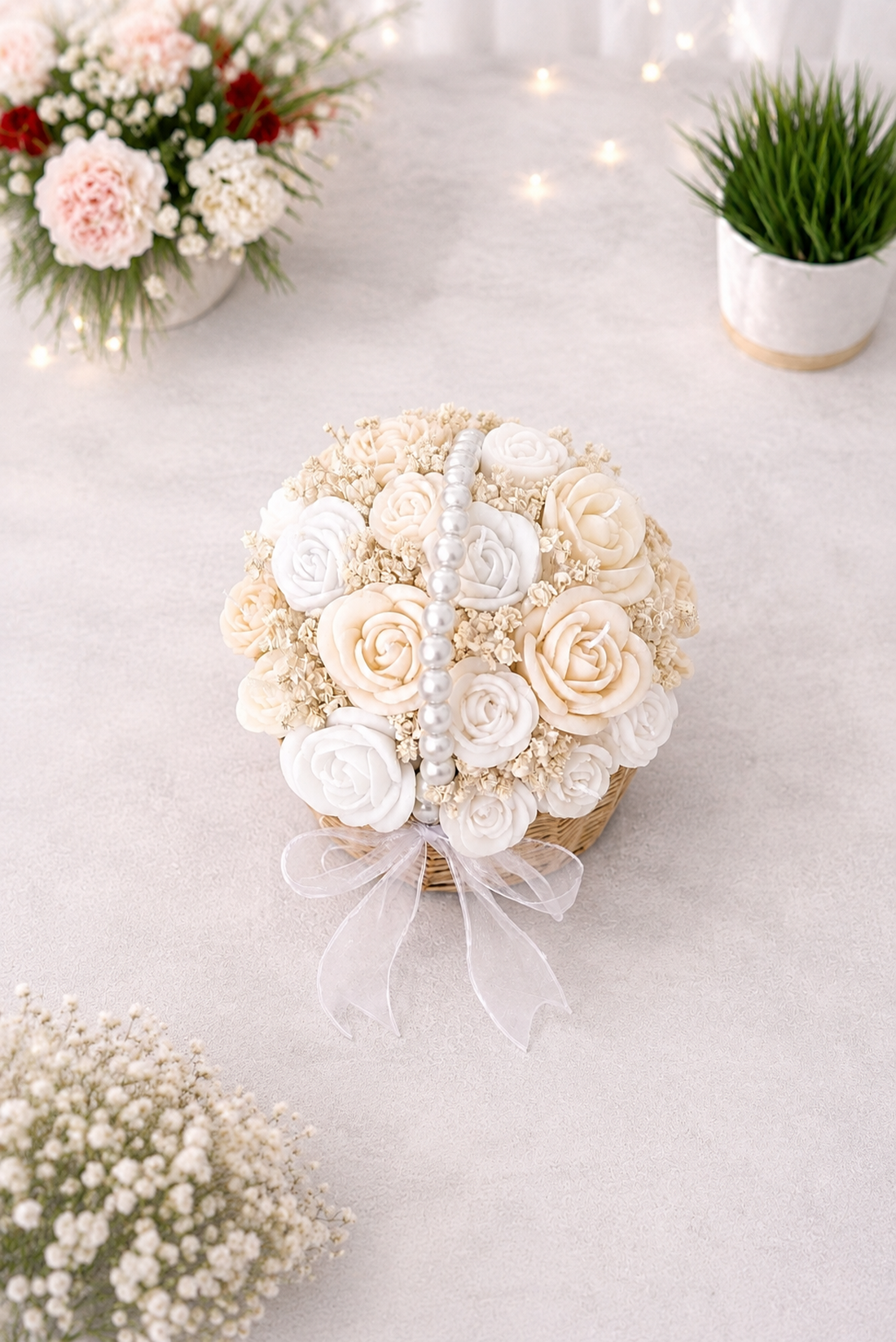 Aranjament floral parfumat din ceara de soia - alb și crem - toartă din perle - elegant- cadou- început de an școlar - casă & stil de viață - lumânări, parfumuri, arome - ceară parfumată - Artynos.ro