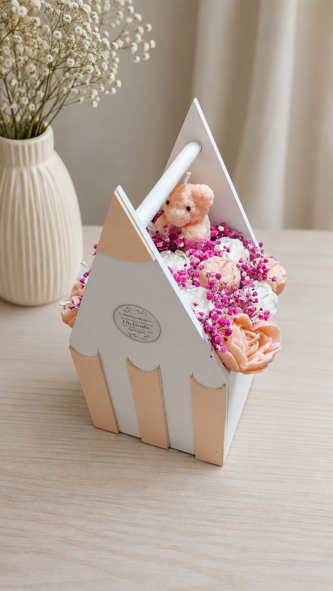 Aranjament floral parfumat din ceara de soia,nuanțe:alb,roz piersica,pentru: început de an școlar/educatoare/învățătoare - casă & stil de viață - lumânări, parfumuri, arome - ceară parfumată - Artynos.ro