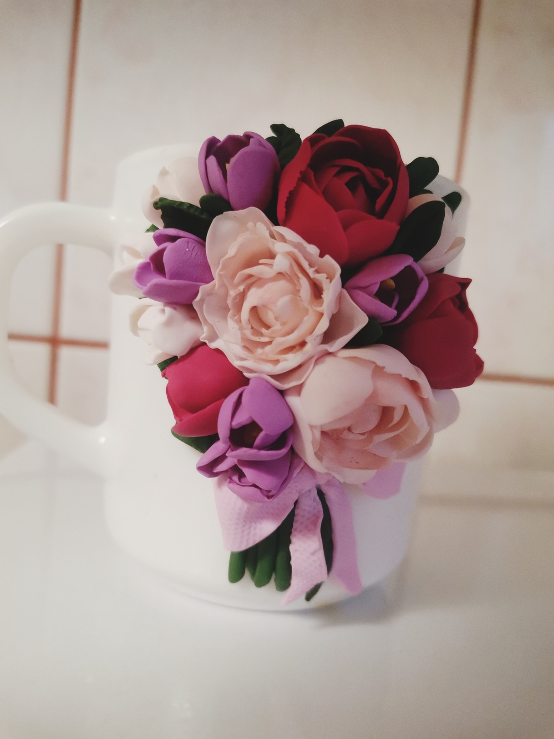Cana personalizata cu bujori si lalele din fimo - accesorii nuntă - materiale decor pentru nuntă - decorațiuni pentru masa de nuntă - Artynos.ro Cana personalizata cu bujori si lalele din fimo - accesorii nuntă - materiale decor pentru nuntă - decorațiuni pentru masa de nuntă - Artynos.ro