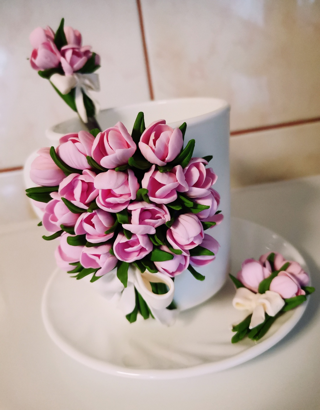 Set decorativ handmade-cana cu buchet de lalele roz, farfurioara si lingurita asortata - accesorii nuntă - amintiri și cadouri de nuntă - cadou nuntă - pahar de nuntă, set de sticlă - Artynos.ro Set decorativ handmade-cana cu buchet de lalele roz, farfurioara si lingurita asortata - accesorii nuntă - amintiri și cadouri de nuntă - cadou nuntă - pahar de nuntă, set de sticlă - Artynos.ro