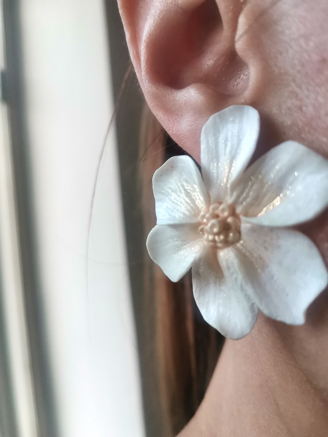 Cercei Bloom Statement White - accesorii nuntă - bijuterii mireasă - cercei mireasă - Artynos.ro Cercei Bloom Statement White - accesorii nuntă - bijuterii mireasă - cercei mireasă - Artynos.ro