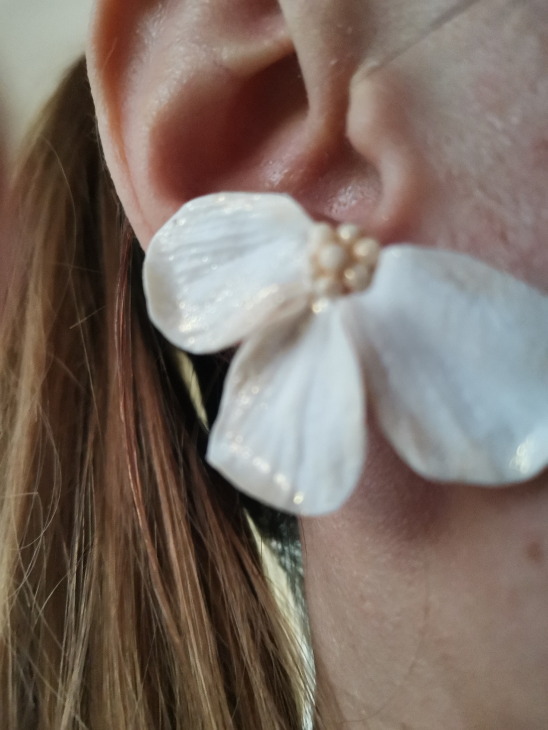 Cercei Semiflor White 3 - accesorii nuntă - bijuterii mireasă - cercei mireasă - Artynos.ro Cercei Semiflor White 3 - accesorii nuntă - bijuterii mireasă - cercei mireasă - Artynos.ro