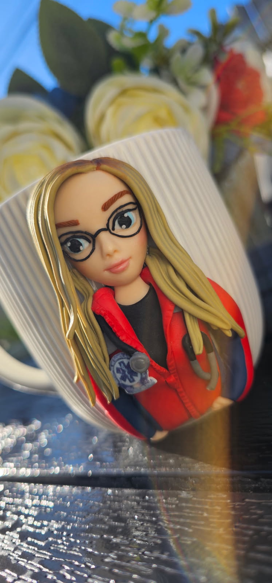 Cana personalizata cu figurina medic/asistent ambulanta - crăciun - cadouri de moș crăciun - cadouri de moș crăciun - Artynos.ro