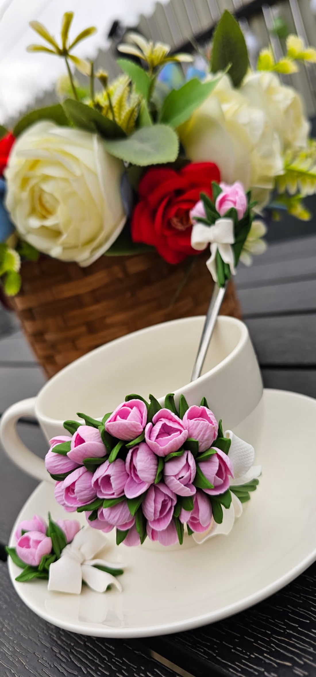 Set decorativ handmade-cana cu buchet de lalele roz, farfurioara si lingurita asortata - accesorii nuntă - amintiri și cadouri de nuntă - cadou nuntă - pahar de nuntă, set de sticlă - Artynos.ro