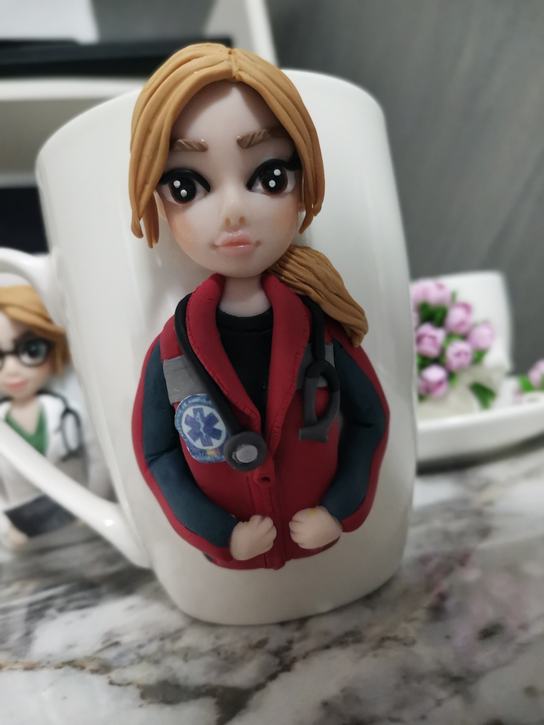 Cana personalizata cu figurina medic/asistent ambulanta - casă & stil de viață - seturi de cadou - Artynos.ro