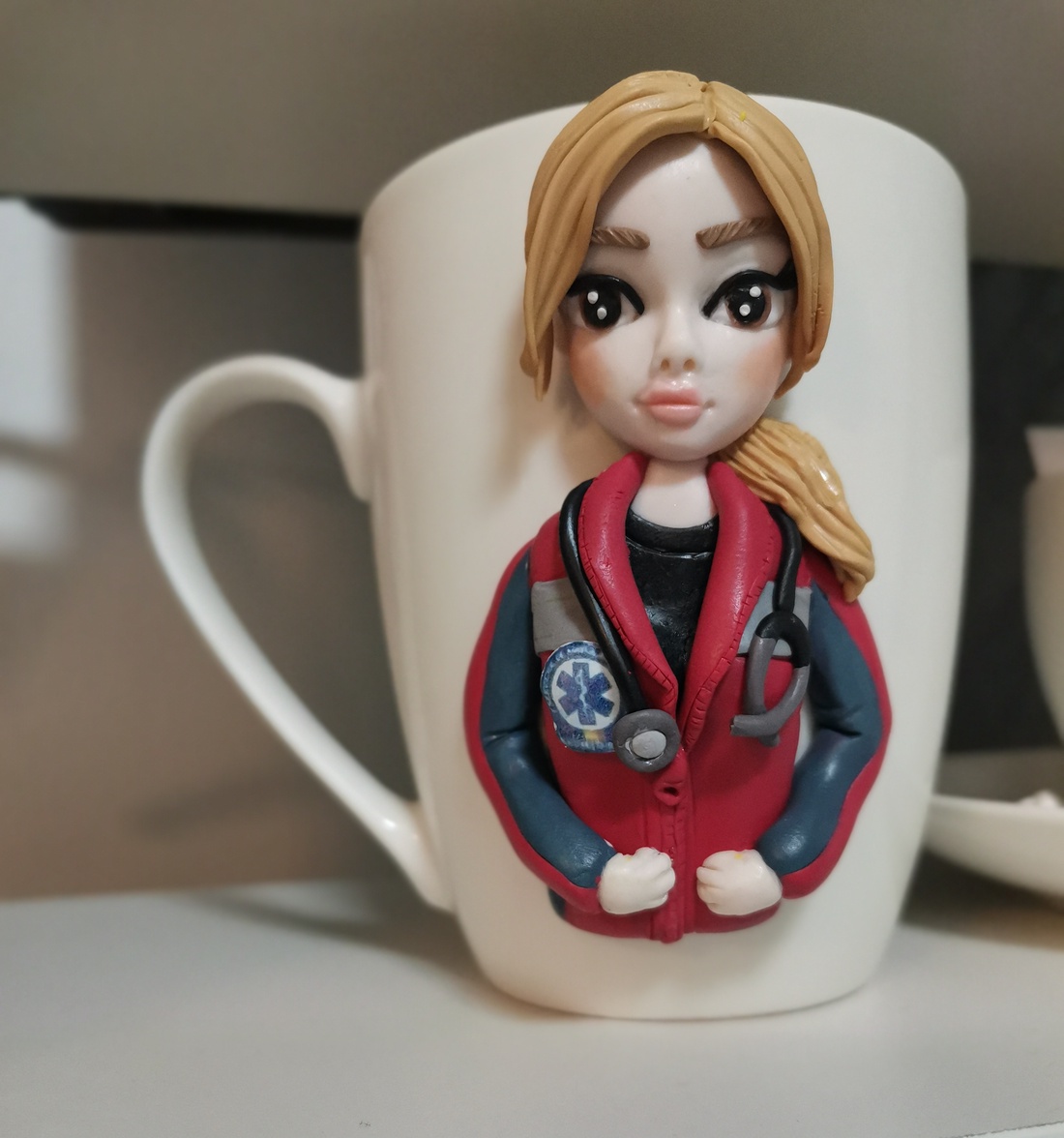 Cana personalizata cu figurina medic/asistent ambulanta - casă & stil de viață - seturi de cadou - Artynos.ro