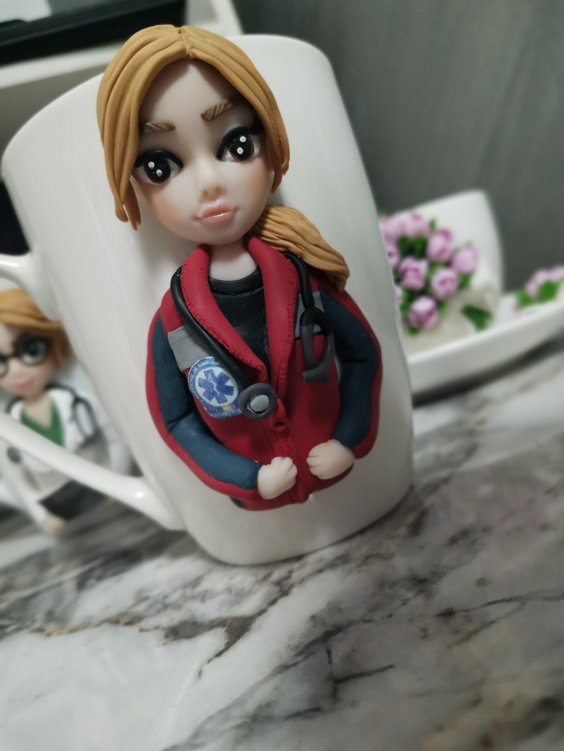 Cana personalizata cu figurina medic/asistent ambulanta - casă & stil de viață - seturi de cadou - Artynos.ro