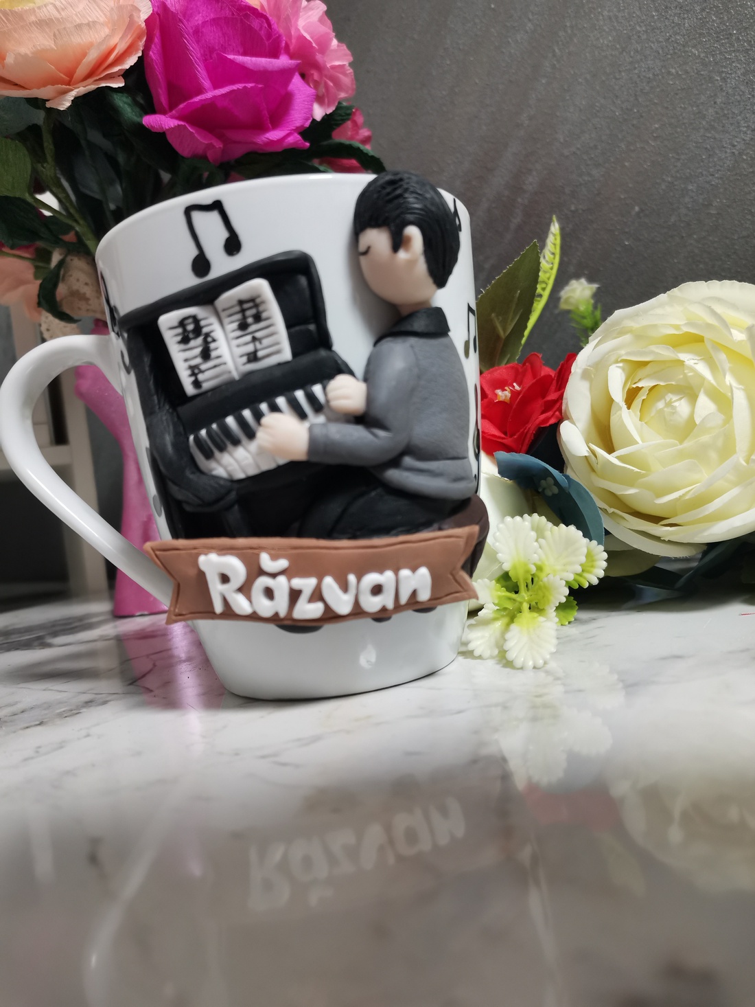 Cana personalizata cu figurina baiat si pian - casă & stil de viață - seturi de cadou - Artynos.ro