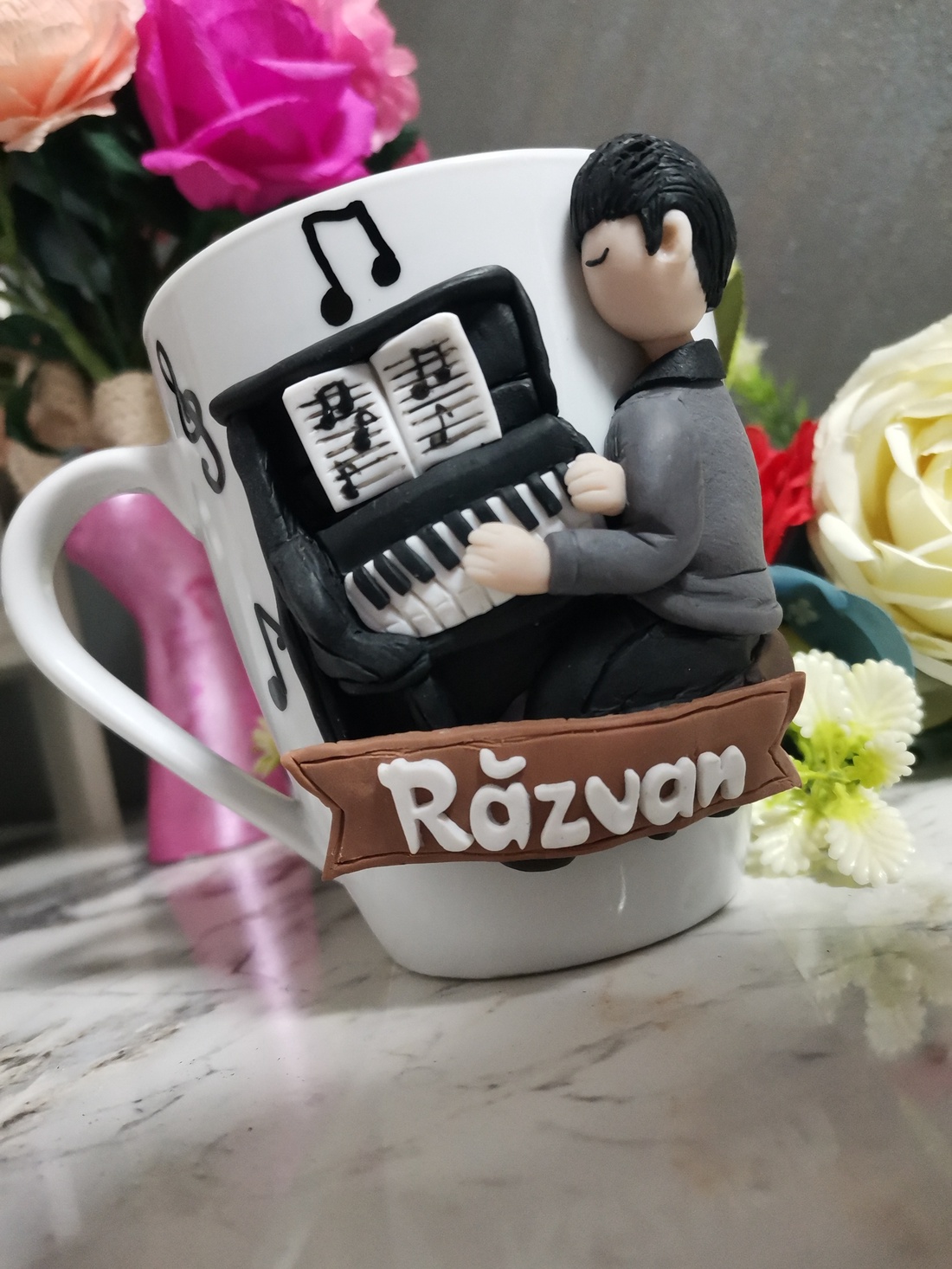 Cana personalizata cu figurina baiat si pian - casă & stil de viață - seturi de cadou - Artynos.ro
