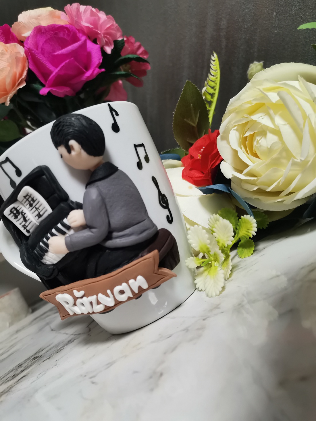 Cana personalizata cu figurina baiat si pian - casă & stil de viață - seturi de cadou - Artynos.ro