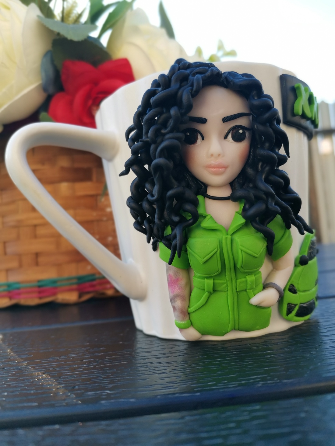 Cana personalizata cu figurina bruneta creata si masina - casă & stil de viață - seturi de cadou - Artynos.ro