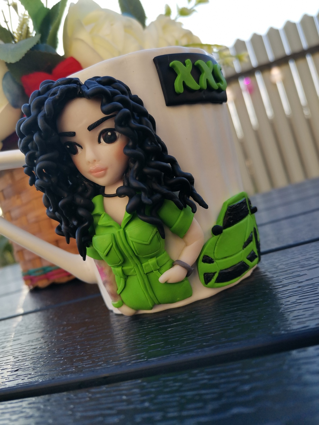 Cana personalizata cu figurina bruneta creata si masina - casă & stil de viață - seturi de cadou - Artynos.ro