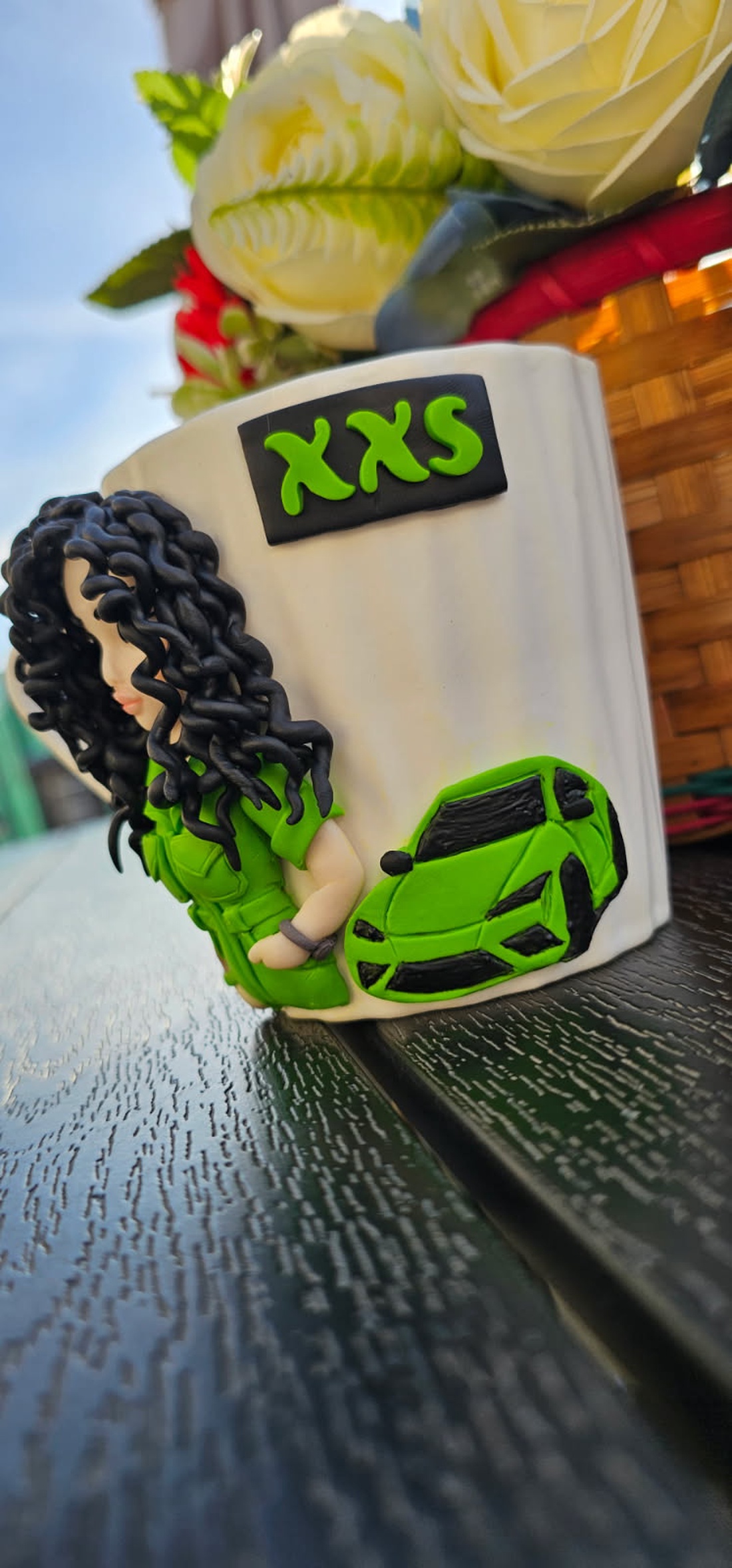 Cana personalizata cu figurina bruneta creata si masina - casă & stil de viață - seturi de cadou - Artynos.ro