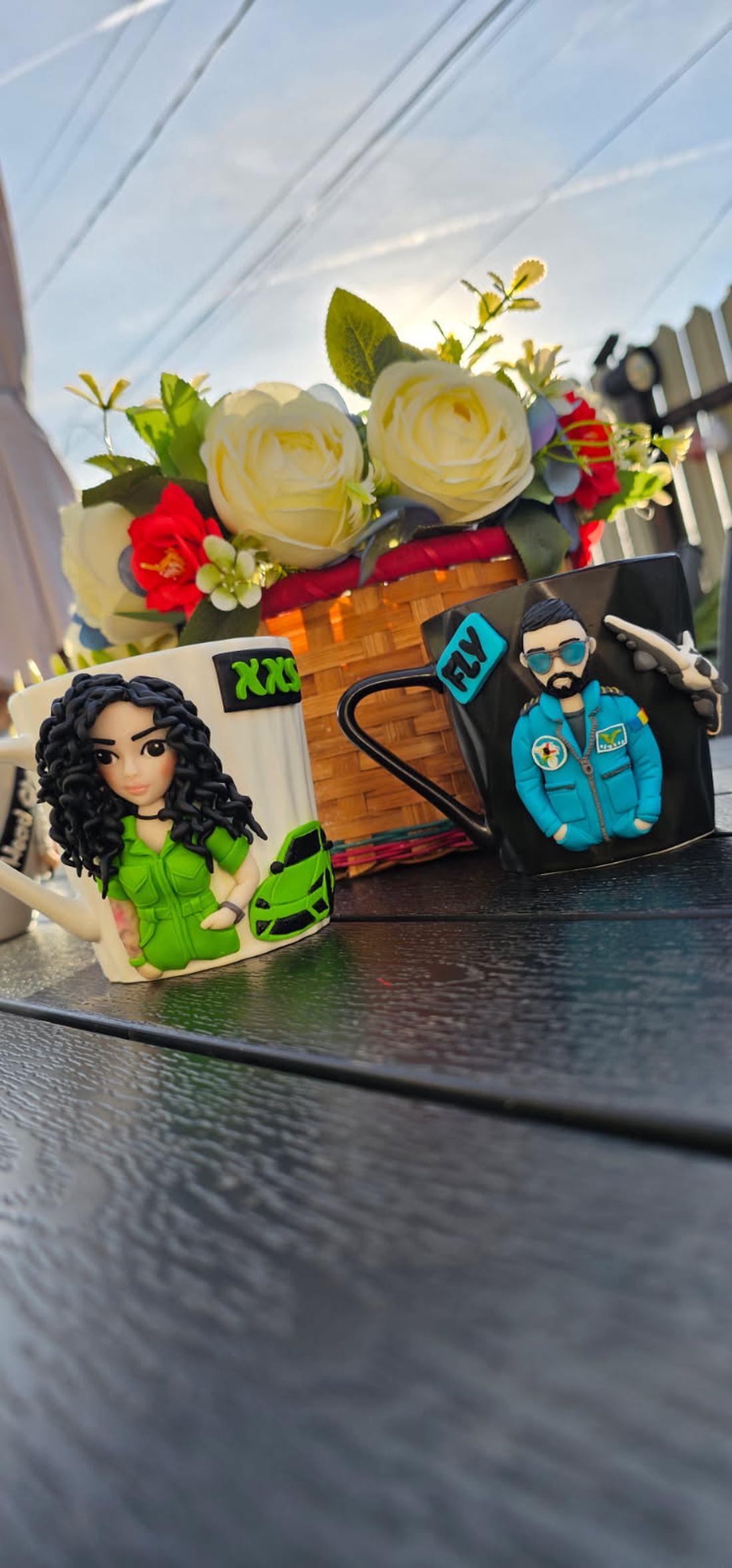 Cana personalizata cu figurina bruneta creata si masina - casă & stil de viață - seturi de cadou - Artynos.ro