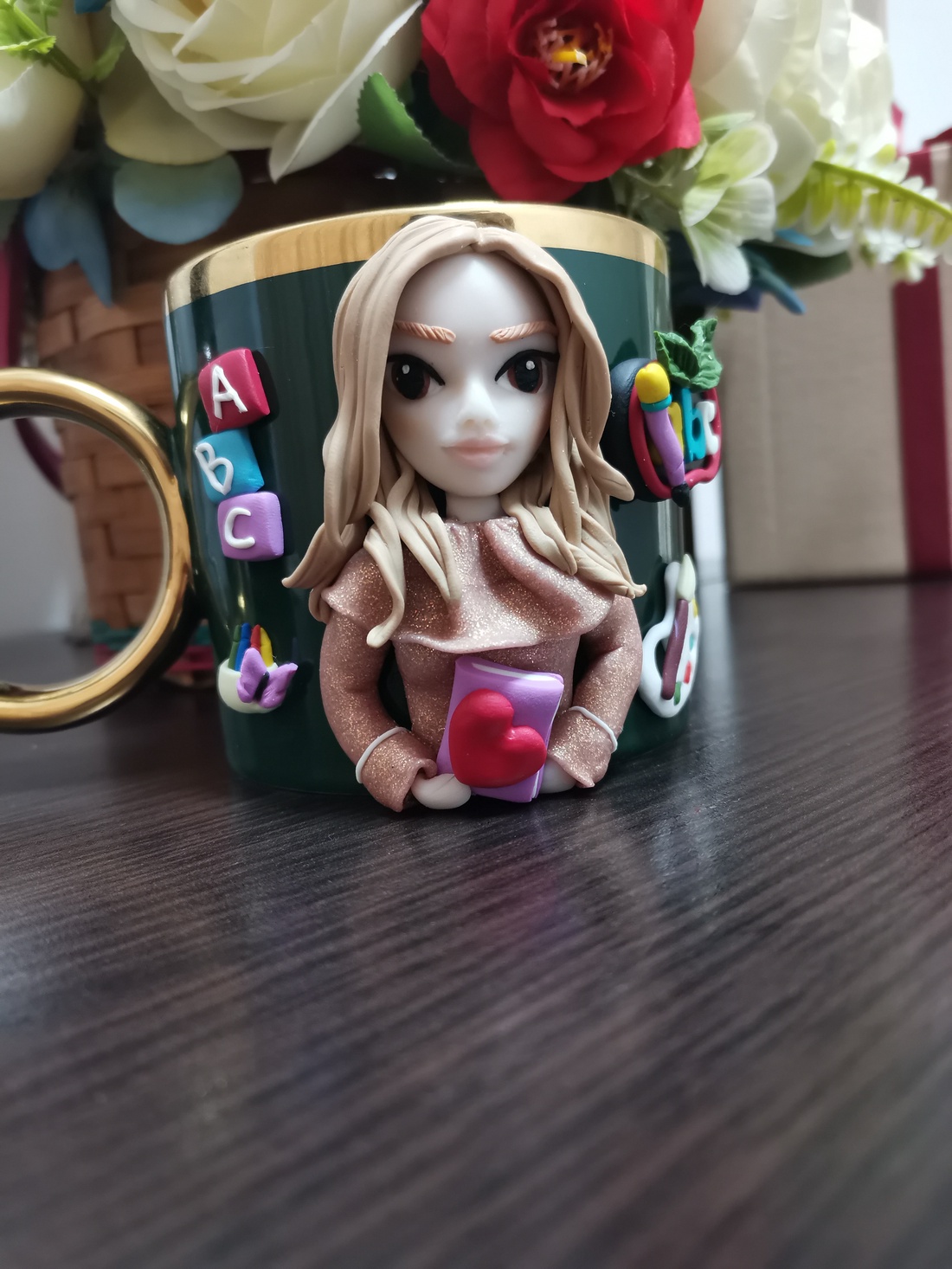 Cana personalizata cu figurina 3d educatoare/profesoara/diriginta/invatatoare - casă & stil de viață - seturi de cadou - Artynos.ro