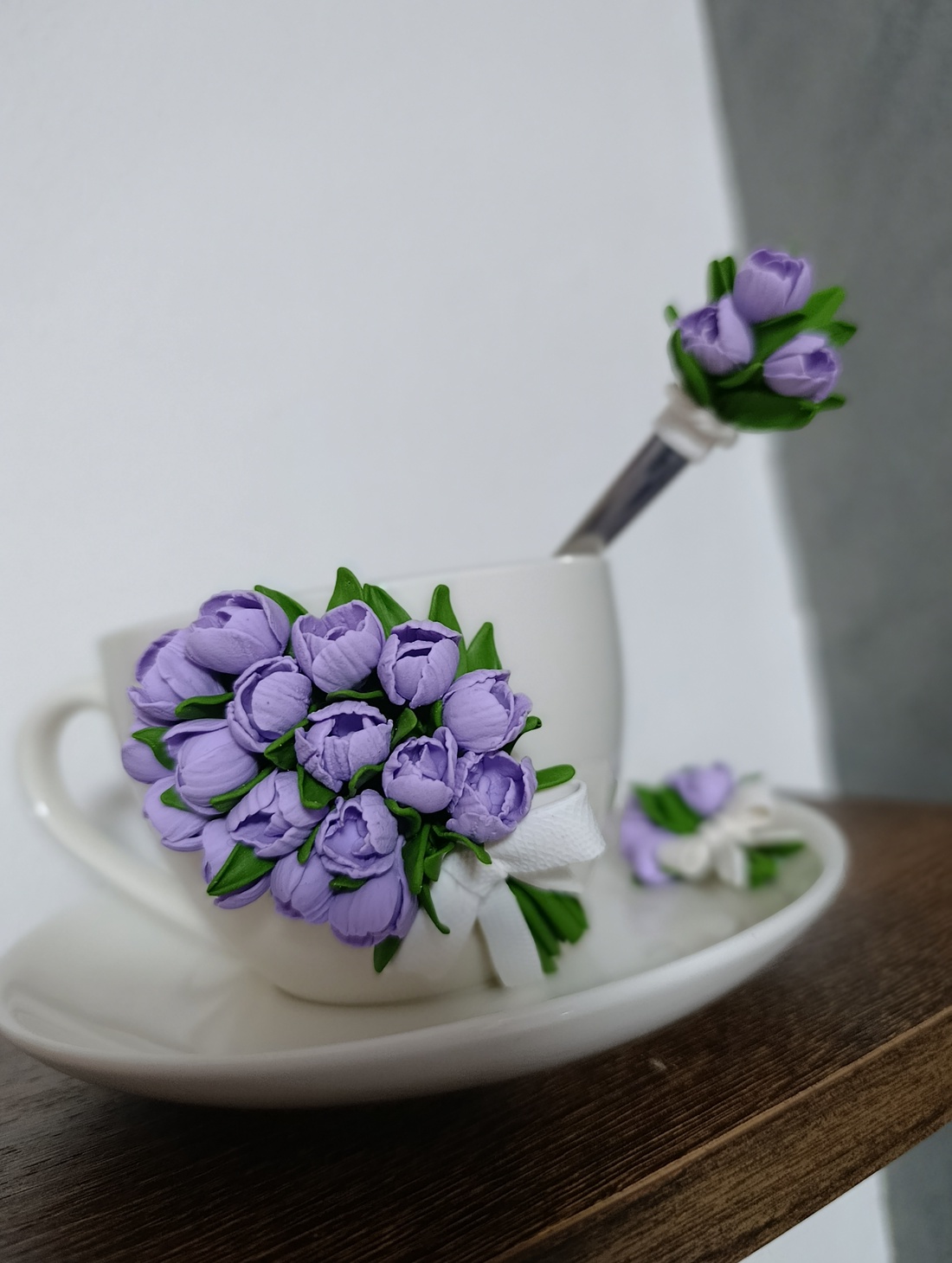 Set decorativ handmade-cana cu buchet de lalele lila, farfurioara si lingurita asortata - accesorii nuntă - amintiri și cadouri de nuntă - cadou nuntă - pahar de nuntă, set de sticlă - Artynos.ro