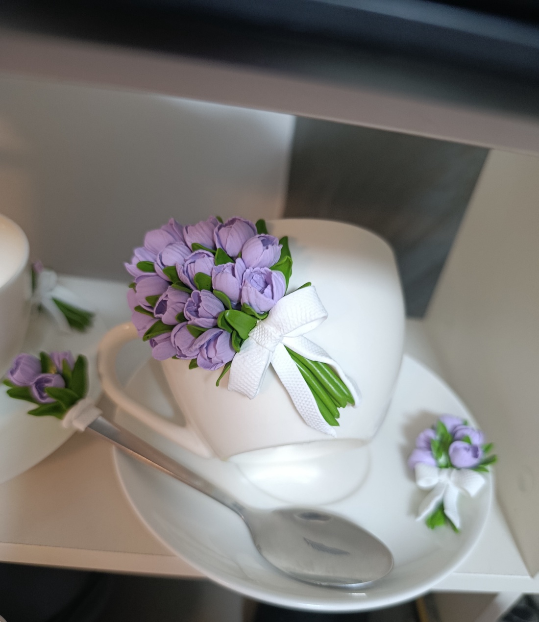 Set decorativ handmade-cana cu buchet de lalele lila, farfurioara si lingurita asortata - accesorii nuntă - amintiri și cadouri de nuntă - cadou nuntă - pahar de nuntă, set de sticlă - Artynos.ro