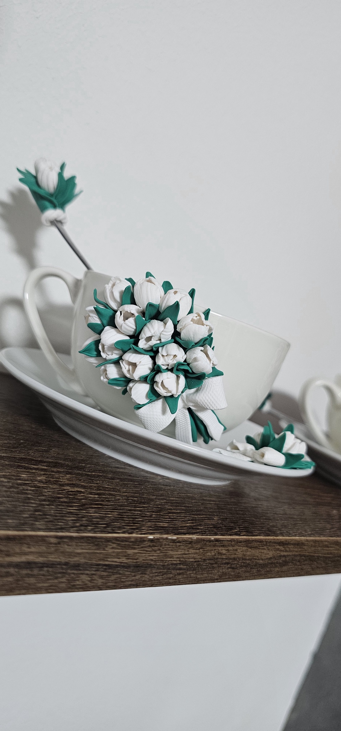 Set decorativ handmade-cana cu buchet de lalele albe, farfurioara si lingurita asortata - accesorii nuntă - amintiri și cadouri de nuntă - cadou nuntă - set de ceremonie - Artynos.ro