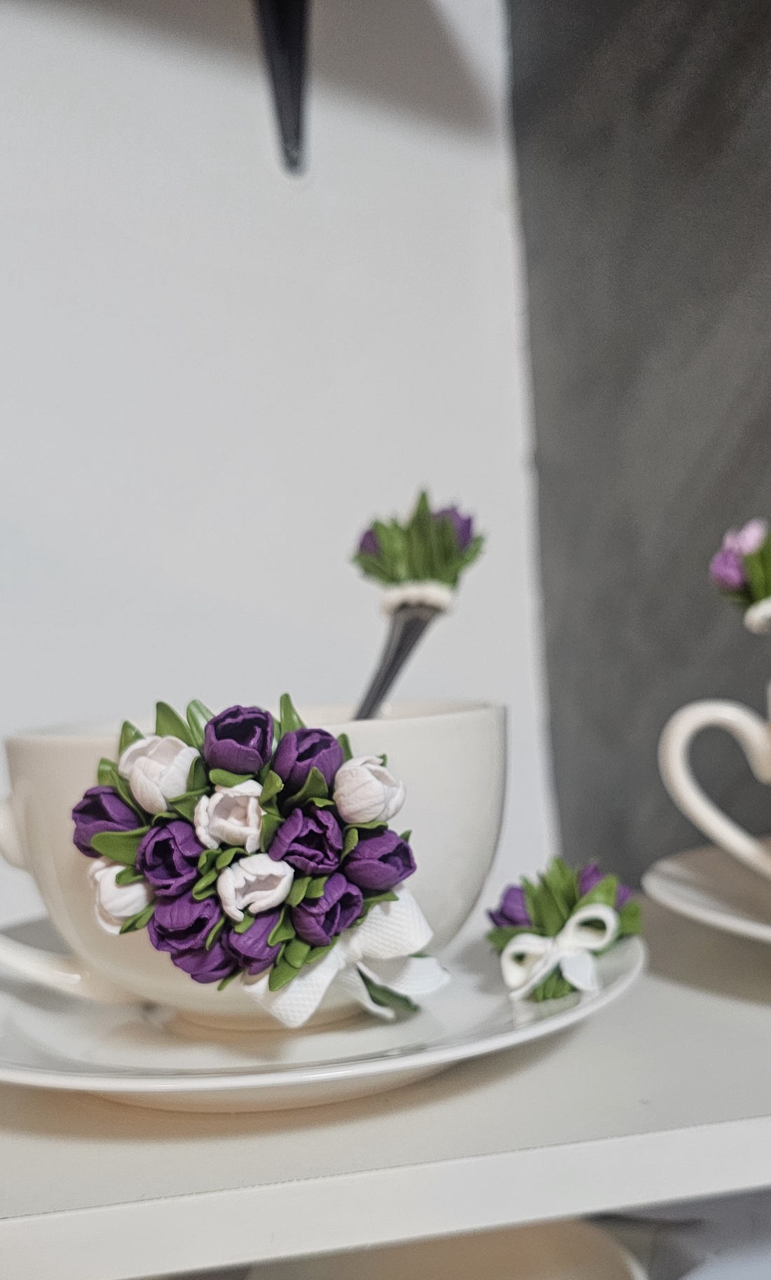 Set decorativ handmade-cana cu buchet de lalele , farfurioara si lingurita asortata - accesorii nuntă - amintiri și cadouri de nuntă - cadou nuntă - pahar de nuntă, set de sticlă - Artynos.ro