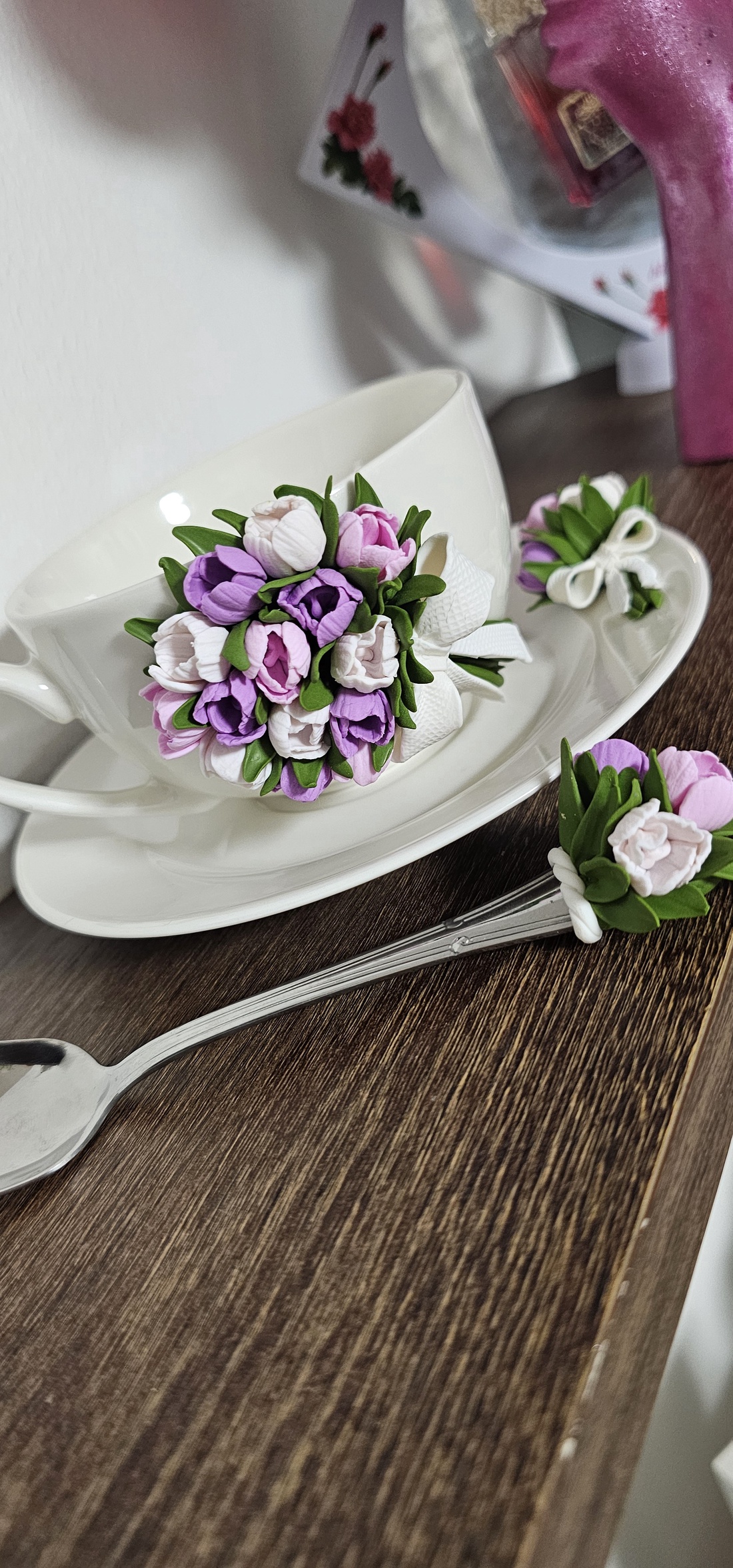 Set decorativ handmade-cana cu buchet de lalele , farfurioara si lingurita asortata - accesorii nuntă - amintiri și cadouri de nuntă - cadou nuntă - pahar de nuntă, set de sticlă - Artynos.ro