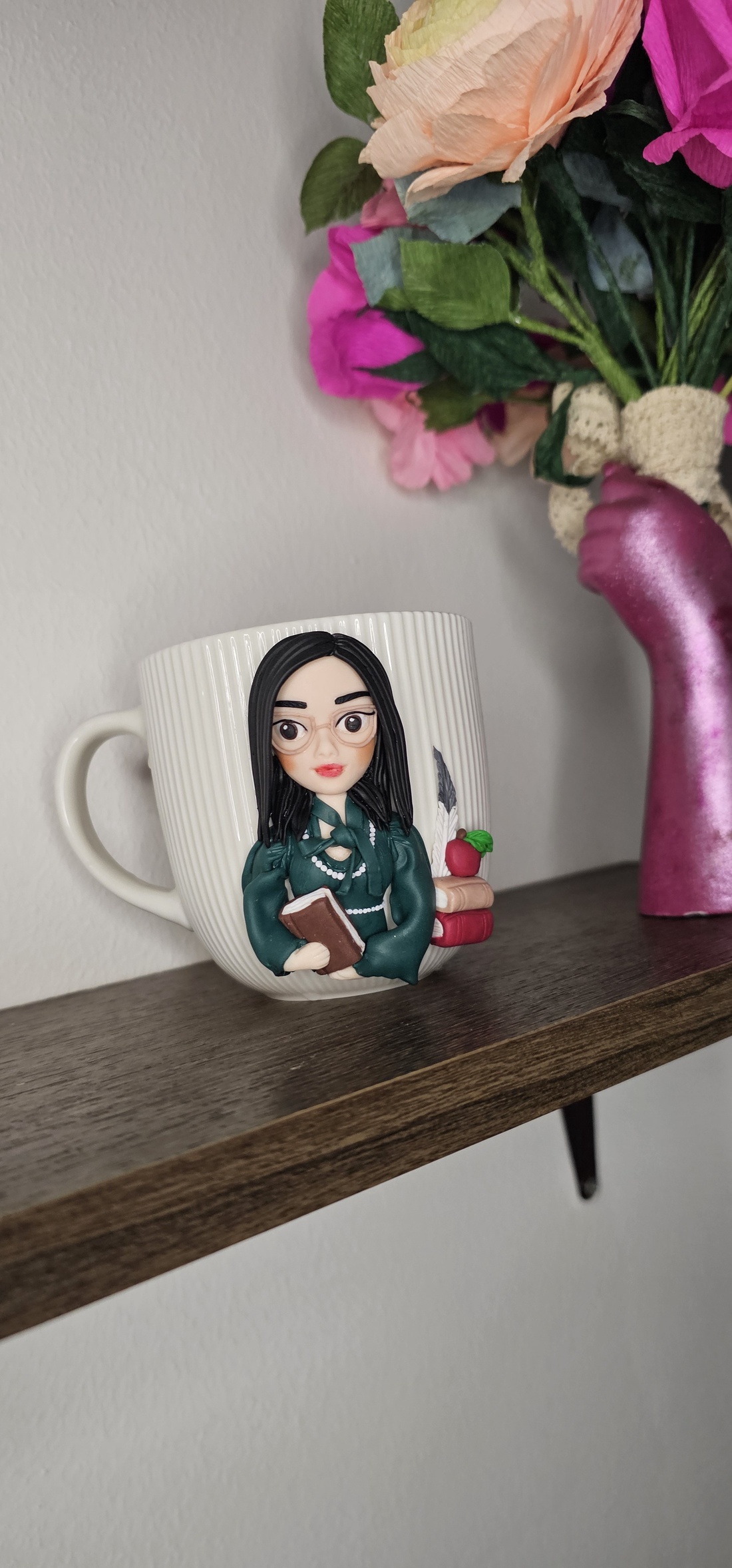 Cana personalizata cu figurina 3d profesoara/diriginta limba romana - casă & stil de viață - seturi de cadou - Artynos.ro