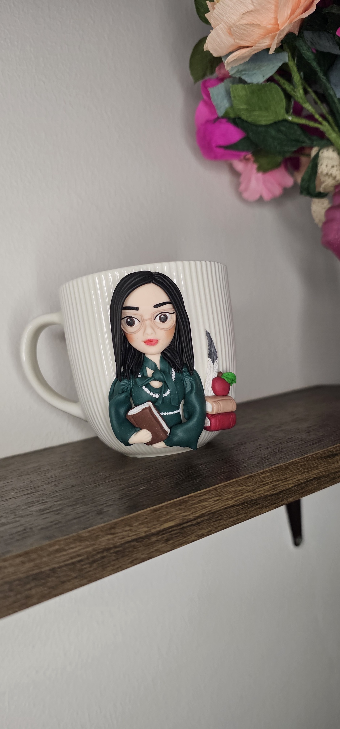 Cana personalizata cu figurina 3d profesoara/diriginta limba romana - casă & stil de viață - seturi de cadou - Artynos.ro