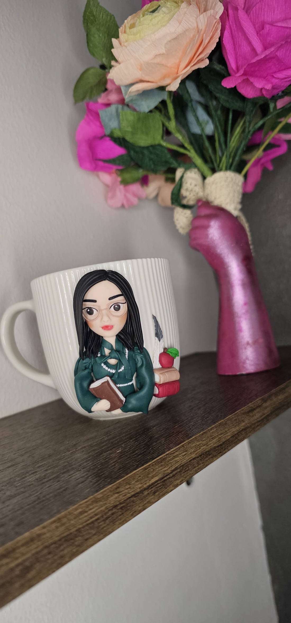 Cana personalizata cu figurina 3d profesoara/diriginta limba romana - casă & stil de viață - seturi de cadou - Artynos.ro