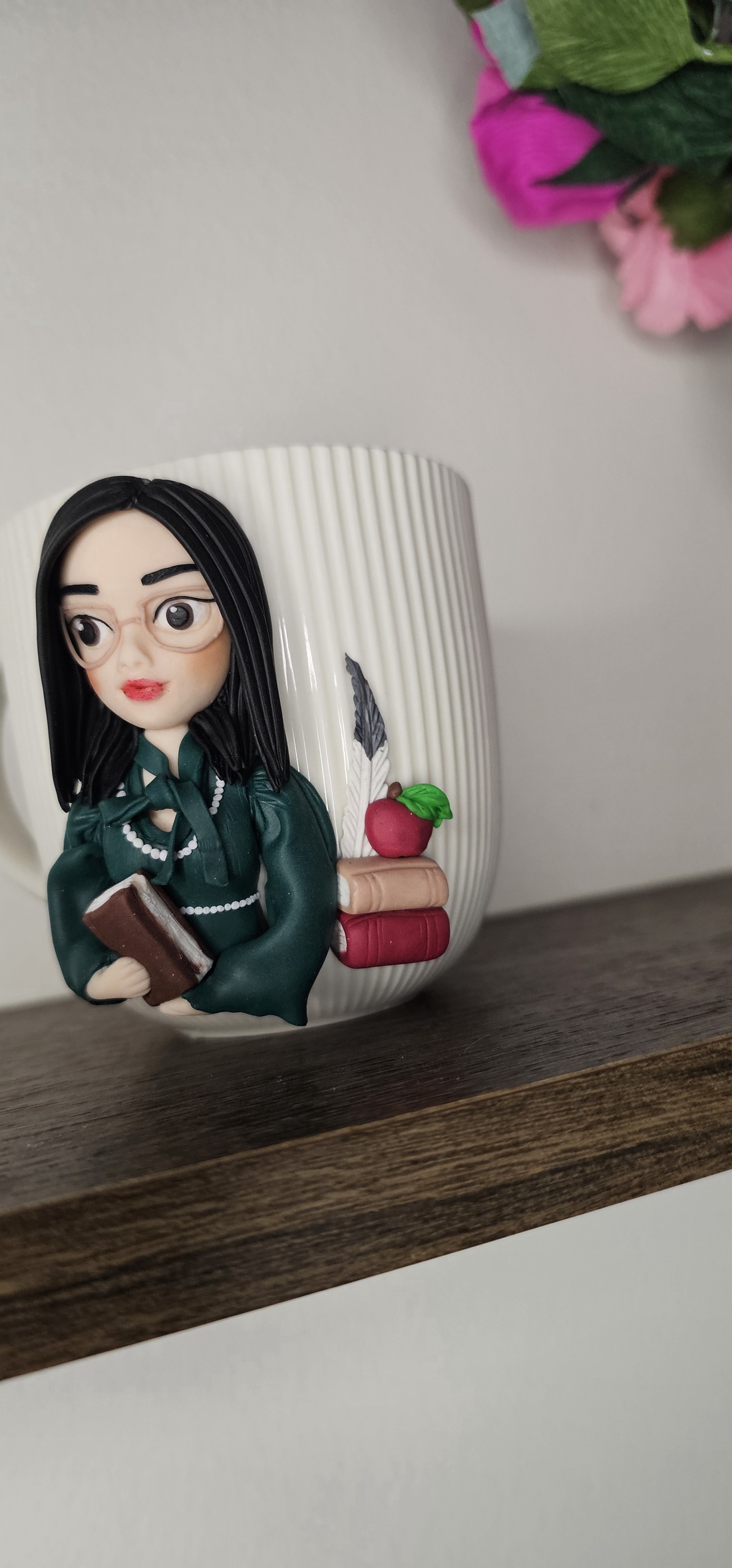 Cana personalizata cu figurina 3d profesoara/diriginta limba romana - casă & stil de viață - seturi de cadou - Artynos.ro