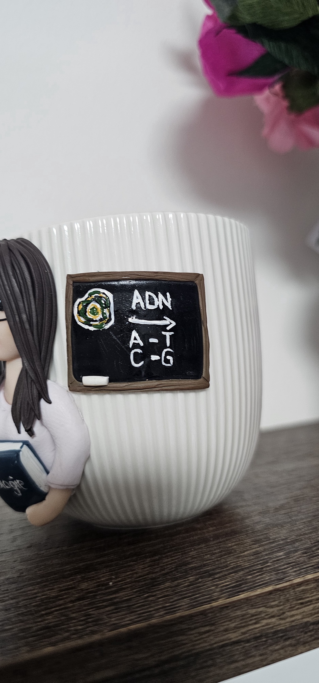 Cana personalizata cu figurina 3d profesoara/diriginta biologie - casă & stil de viață - seturi de cadou - Artynos.ro