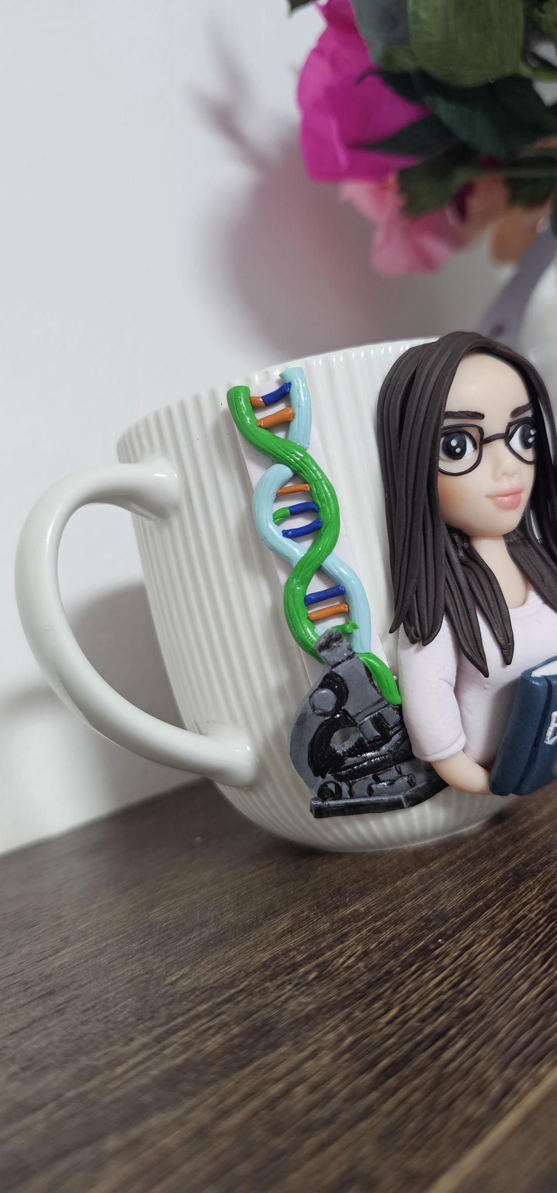 Cana personalizata cu figurina 3d profesoara/diriginta biologie - casă & stil de viață - seturi de cadou - Artynos.ro