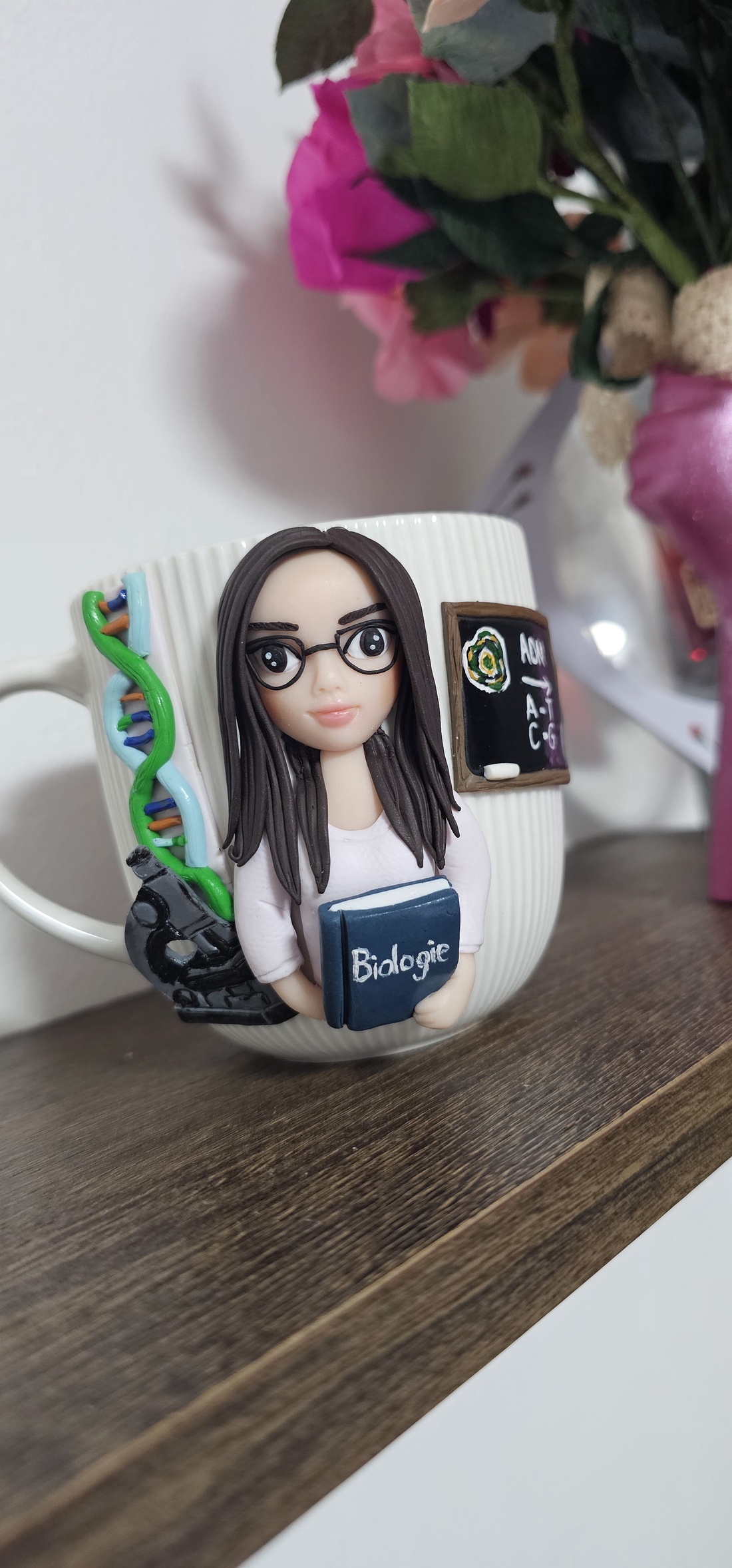 Cana personalizata cu figurina 3d profesoara/diriginta biologie - casă & stil de viață - seturi de cadou - Artynos.ro