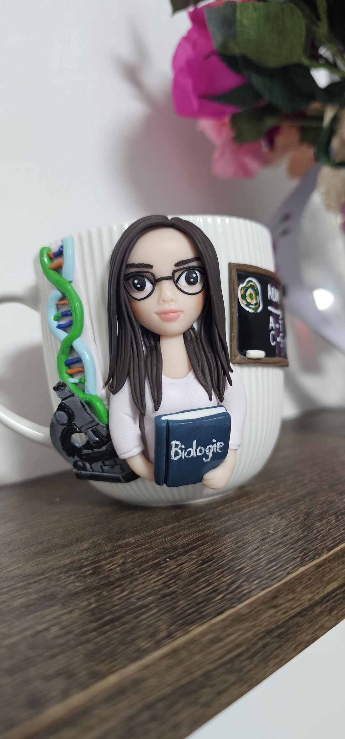 Cana personalizata cu figurina 3d profesoara/diriginta biologie - casă & stil de viață - seturi de cadou - Artynos.ro