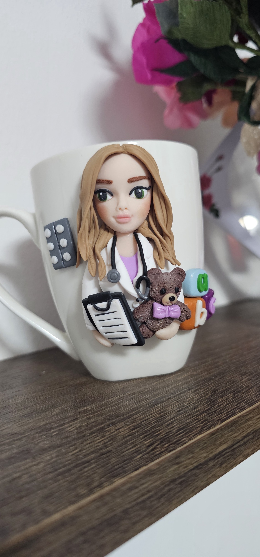 Cana personalizata cu figurina 3d pentru asistenta medicala/medic pediatru - casă & stil de viață - seturi de cadou - Artynos.ro