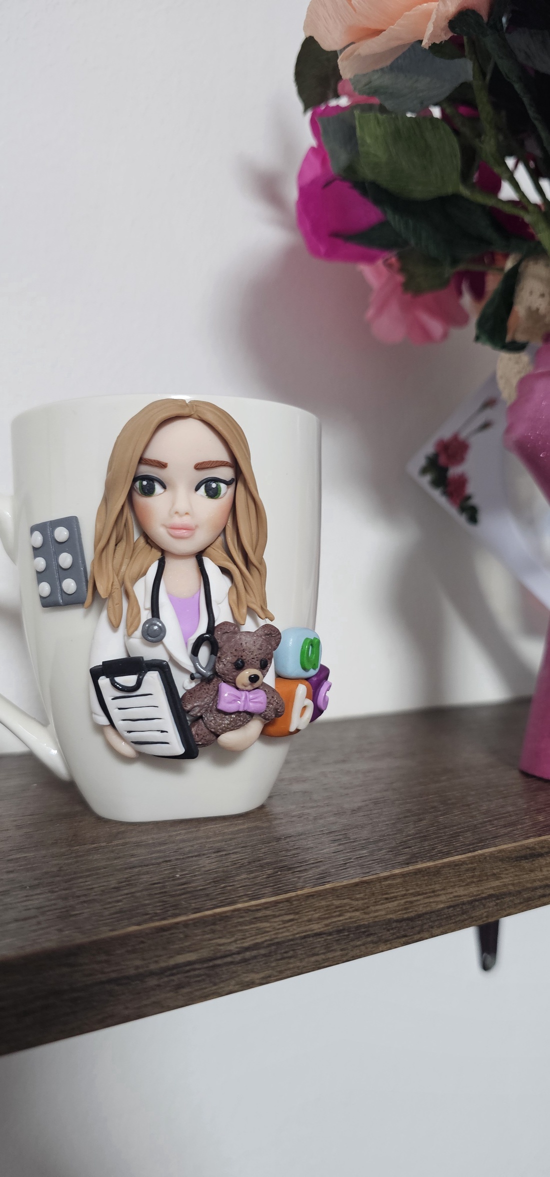 Cana personalizata cu figurina 3d pentru asistenta medicala/medic pediatru - casă & stil de viață - seturi de cadou - Artynos.ro