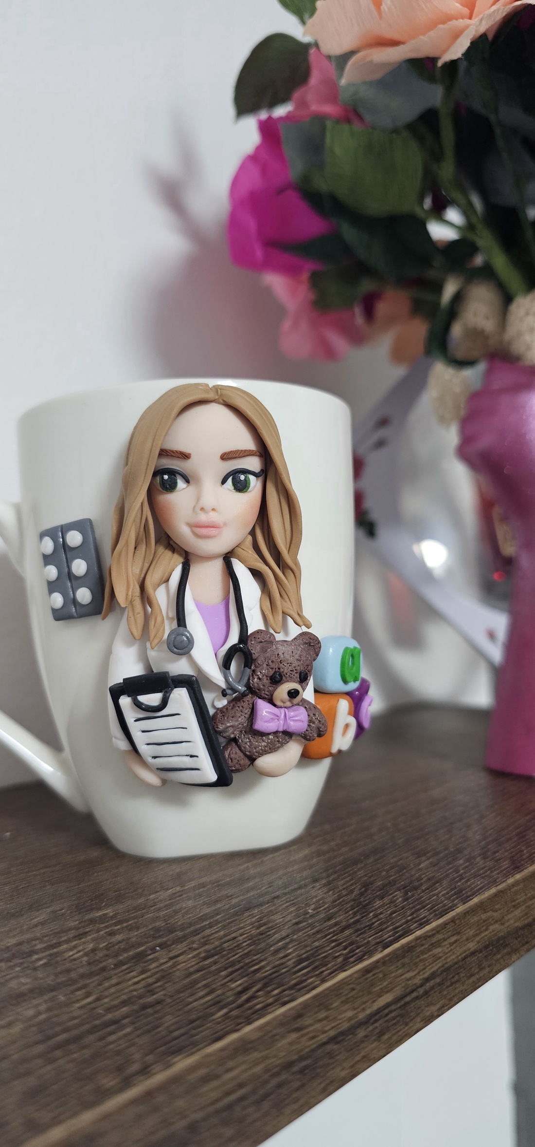 Cana personalizata cu figurina 3d pentru asistenta medicala/medic pediatru - casă & stil de viață - seturi de cadou - Artynos.ro