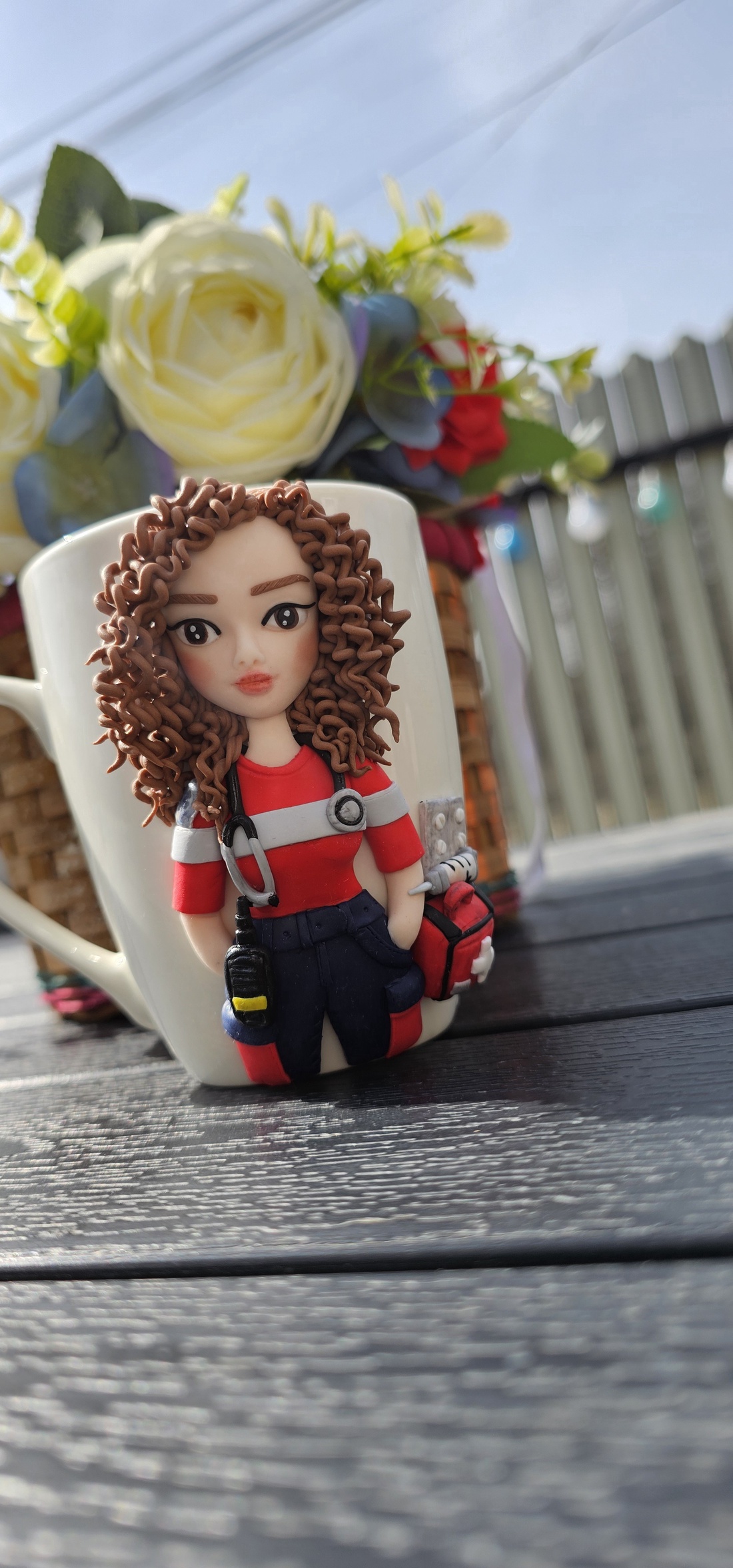 Cana personalizata cu figurina medic/asistent ambulanta/smurd - casă & stil de viață - seturi de cadou - Artynos.ro