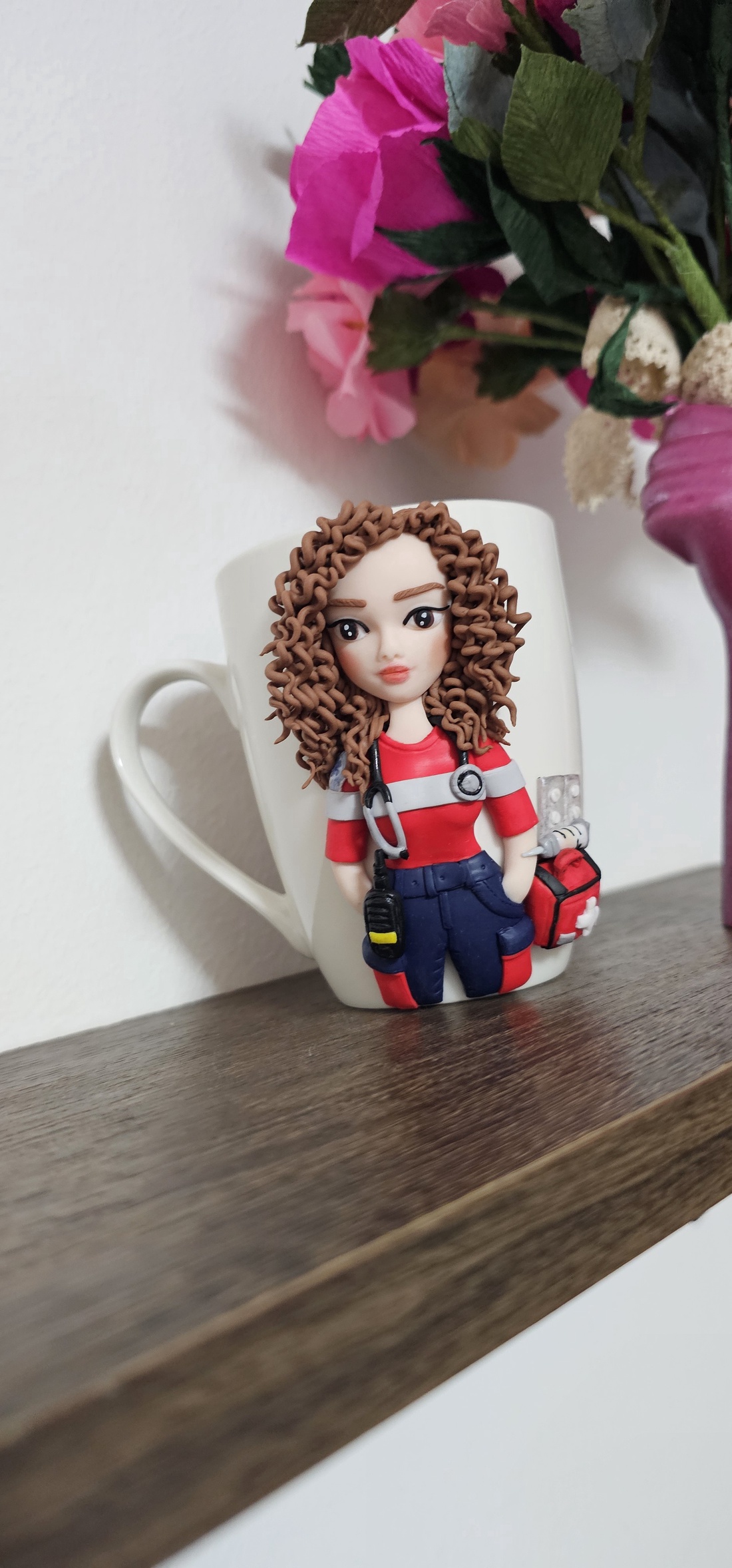 Cana personalizata cu figurina medic/asistent ambulanta/smurd - casă & stil de viață - seturi de cadou - Artynos.ro