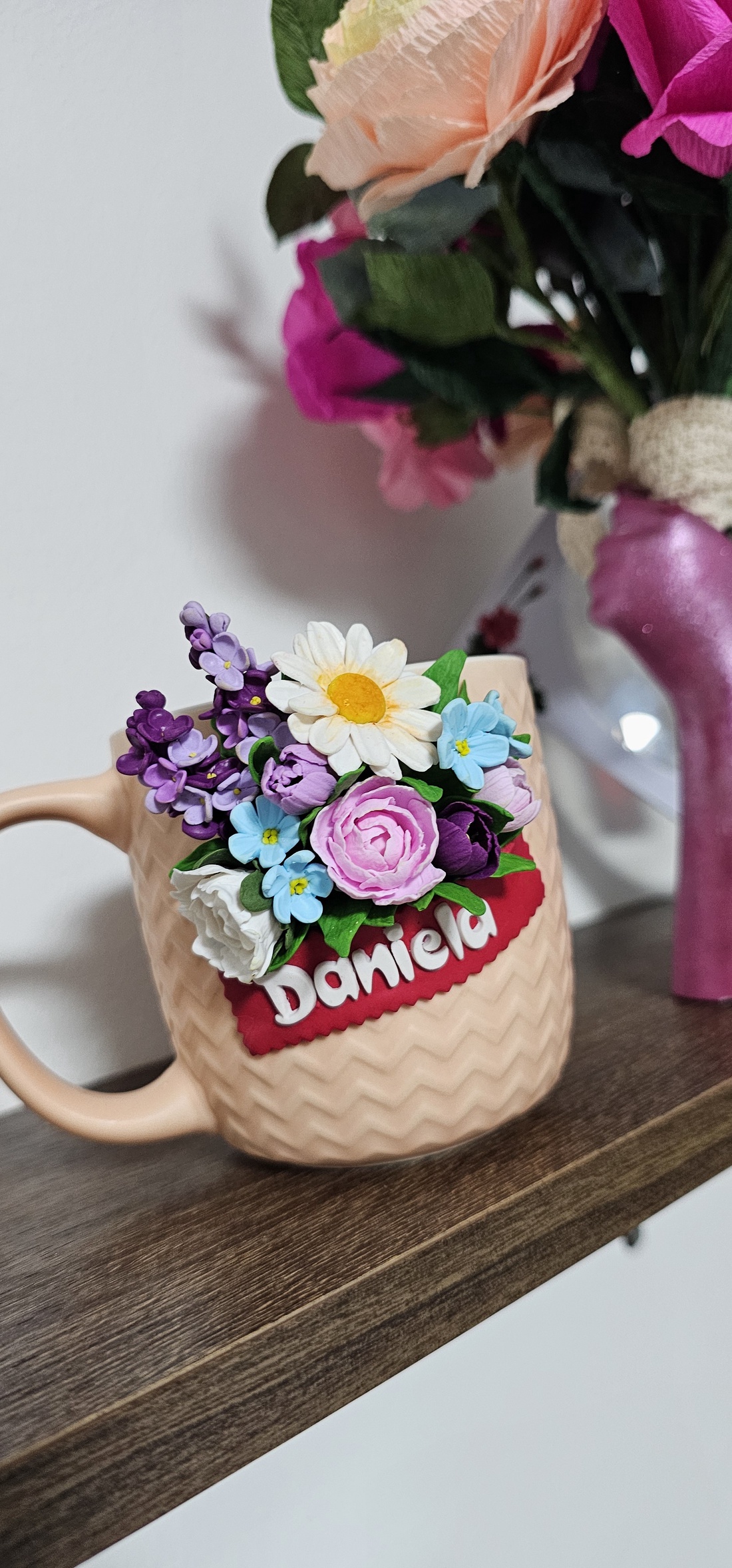 Cana personalizata cu mix de flori si placuta cu nume - casă & stil de viață - seturi de cadou - Artynos.ro